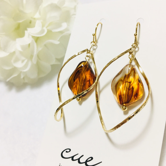 べっ甲 x gold》ひねりフープとドイツ製アクリルビーズのピアス 