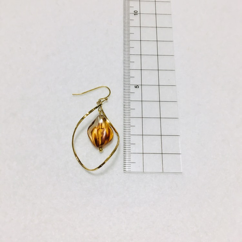べっ甲 x gold》ひねりフープとドイツ製アクリルビーズのピアス 