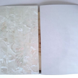 24x14cm 1枚 天然海水白蝶貝シート、 光沢ワニス仕上 カットラインンあるなし 剥がせばすぐ使える両面テープを使用 3枚目の画像