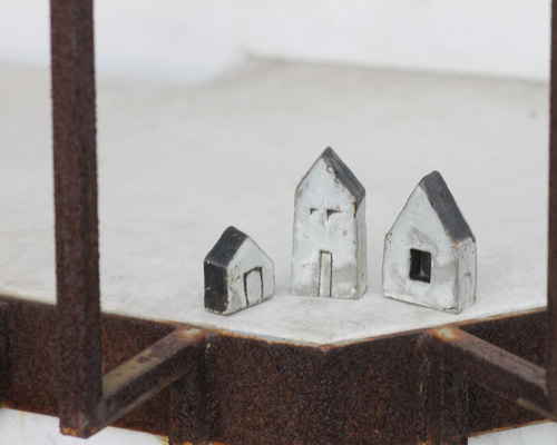 多色陶器製小さな家の置物 1_777b159fe3b8b98dc097171febc7