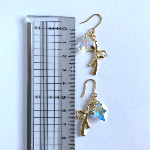 k16gpリボンと氷のような虹色スワロフスキーのピアス/イヤリング 