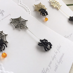 【ペア割あり♪】Happy Halloween♪♪ リアル毒？！蜘蛛と蜘蛛の巣ピアス/イヤリング アシンメトリー♡ 4枚目の画像