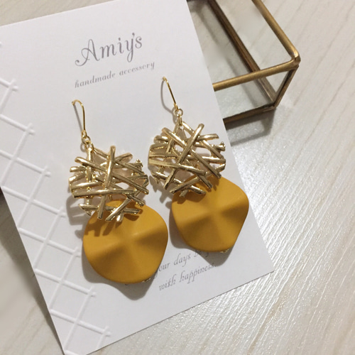 デザインゴールドとマスタードのひらひらピアス/イヤリング ピアス 