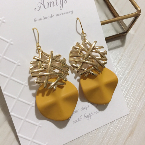 デザインゴールドとマスタードのひらひらピアス/イヤリング ピアス  