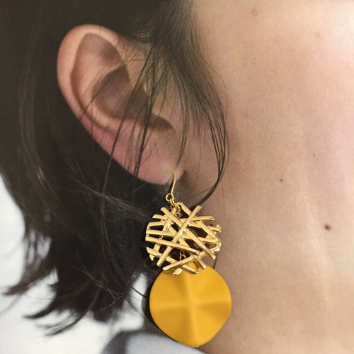 デザインゴールドとマスタードのひらひらピアス/イヤリング ピアス  