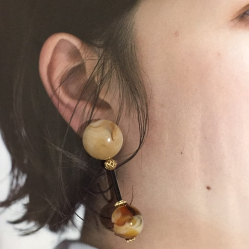 ドイツ製 ミルクティ×チョコブラウンマーブルの大ぶりピアス  