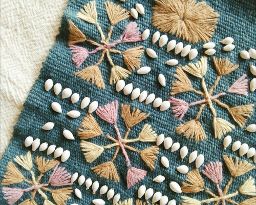 カレン族の手刺繍タペストリー / 1点もの / タイの草木染め & 手織り