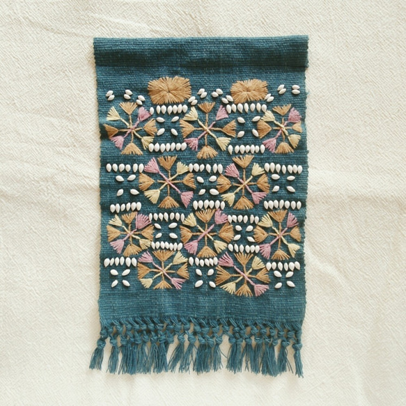 カレン族の手刺繍タペストリー / 1点もの / タイの草木染め & 手織り  /  藍グレー 4枚目の画像