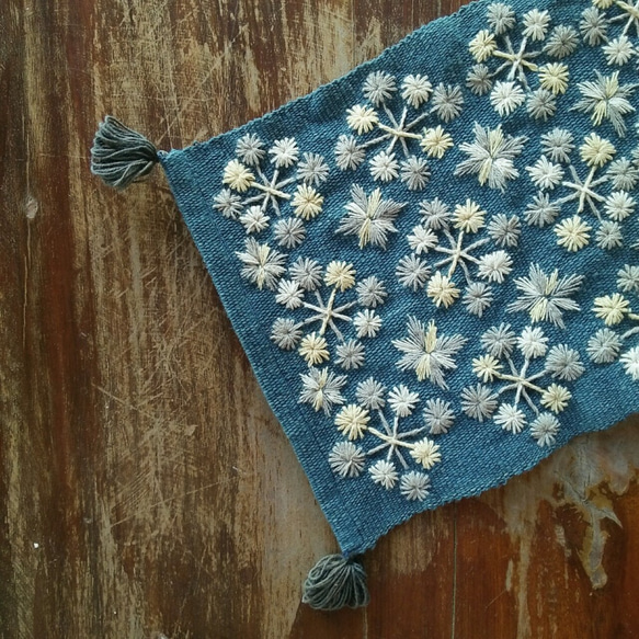 カレン族の手刺繍クロス / 1点もの / インテリア飾り / タイの草木染め