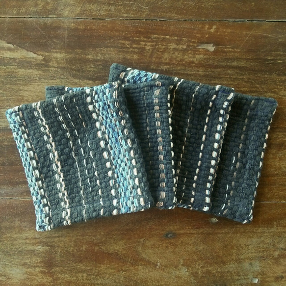 カレン族の手織りコースター 4枚セット/ ダークグレー/ インテリア飾り / タイの草木染め & 手織り  / 藍染め 2枚目の画像