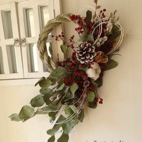 白い花と実物のクリスマスとお正月に飾る　水引き付き　リース　ドライフラワー 白い花と実物のクリスマスとお正月に飾る 水引き付き リース ドライ