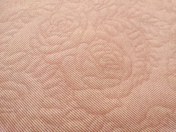 浮き出る薔薇柄 エンボス調 シャーティング 生地（112cm巾×50cm･ピーチ） 1枚目の画像