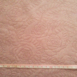 浮き出る薔薇柄 エンボス調 シャーティング 生地（112cm巾×50cm･ピーチ） 3枚目の画像