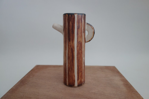 未使用・新品 手作り陶器 花瓶 白茶ストライプ 水差しみたいな一輪挿し 縦縞 ストライプ 陶器 一輪挿し・花瓶