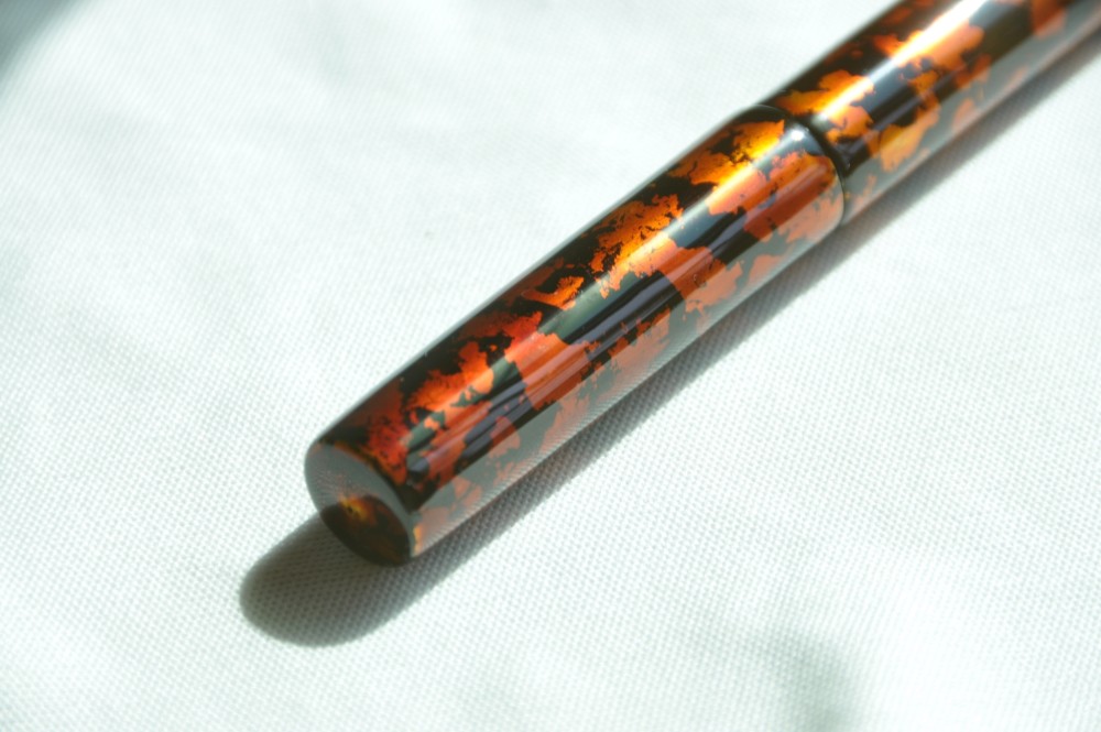 漆塗りの金箔の丸太万年筆