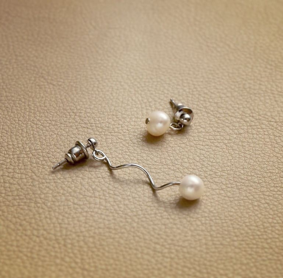 天然淡水珍珠 極簡 不對稱耳環 耳釘/耳夾 第2張的照片
