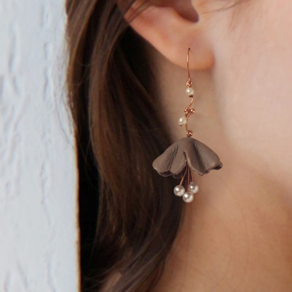 藕色-牛皮皮革 花朵耳環（單隻） 第1張的照片