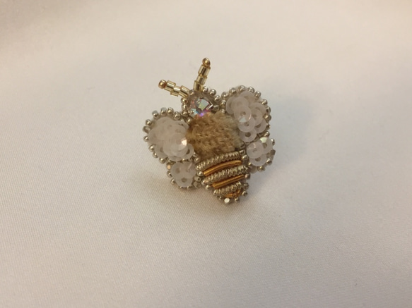 幸運を運ぶ☆蜂 ハチ abeille ☆ピンブローチ オートクチュール刺繍(ピアス、イヤリング、指輪にも変更可能です) 2枚目の画像
