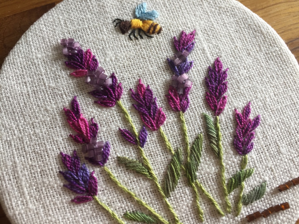 ラベンダーと蜂キット lavande 刺繍キット オートクチュール 3枚目の画像