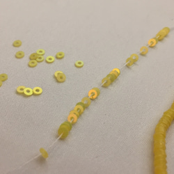 黄色サテン - Jaune nacre 2mm100枚オートクチュール☆スパンコール 1枚目の画像