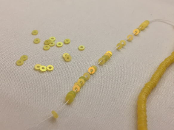 黄色サテン - Jaune nacre 2mm100枚オートクチュール☆スパンコール 1枚目の画像