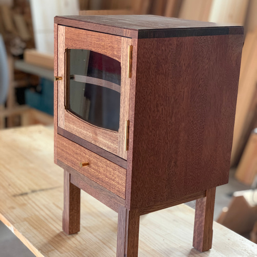 小ぶりでレトロなソファ・ベッドサイドテーブル 棚・シェルフ・ラック  