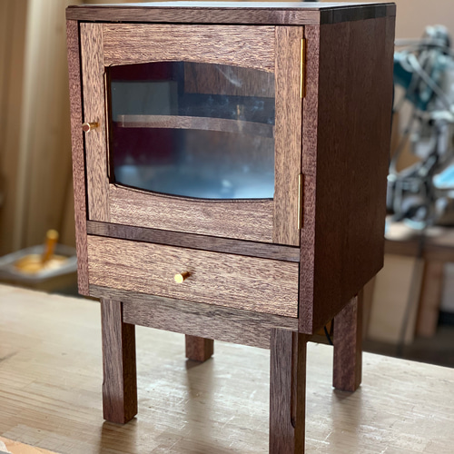 小ぶりでレトロなソファ・ベッドサイドテーブル 棚・シェルフ・ラック  