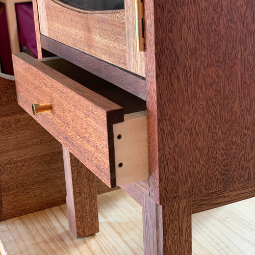 小ぶりでレトロなソファ・ベッドサイドテーブル 棚・シェルフ・ラック  