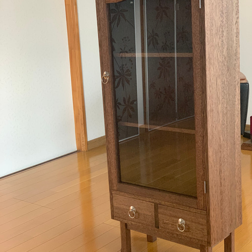 スリムガラスキャビネット・アンティーク風・食器棚・収納棚・収納