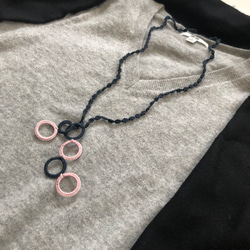 レース糸♡リングで繋ぐネックレス ピンク、紺 2枚目の画像