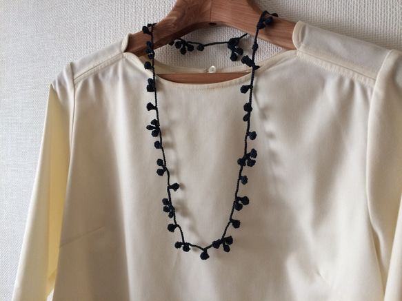 レース糸♡まる飾りのネックレス 濃紺 1枚目の画像