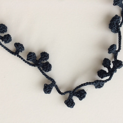 レース糸♡まる飾りのネックレス 濃紺 3枚目の画像