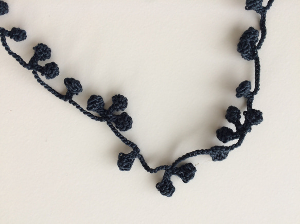 レース糸♡まる飾りのネックレス 濃紺 3枚目の画像
