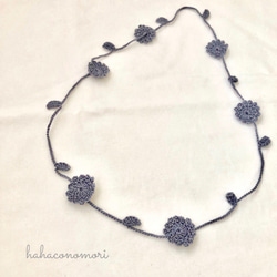 レース糸♡手編みの大きなお花ののネックレス グレー 1枚目の画像