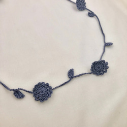 レース糸♡手編みの大きなお花ののネックレス グレー 2枚目の画像