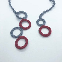 レース糸♡リングで繋ぐネックレス 赤グレー 3枚目の画像