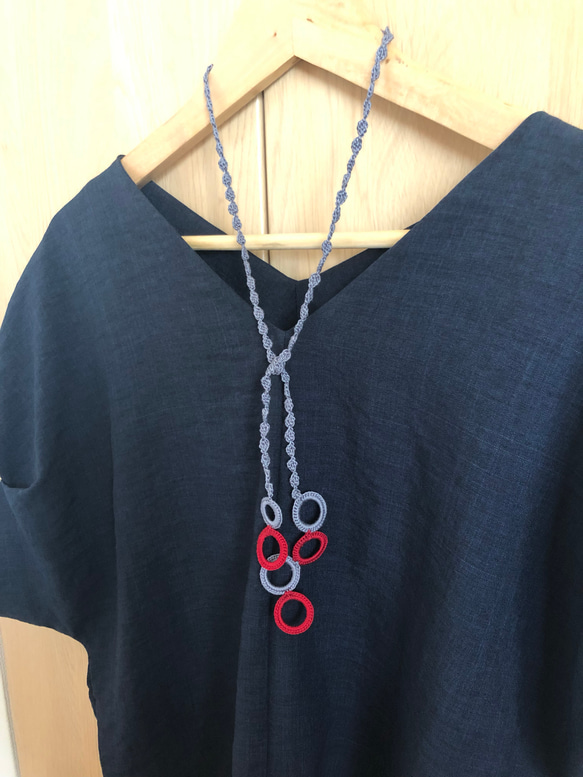 レース糸♡リングで繋ぐネックレス 赤グレー 5枚目の画像