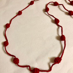 よっちゃんさん専用♡手編みのまんまる飾りのネックレス 赤 2枚目の画像