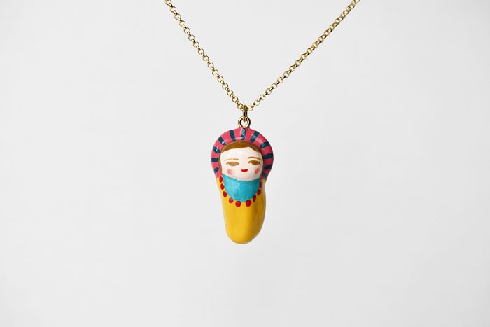 ピンクの奇抜な帽子のひとネックレス