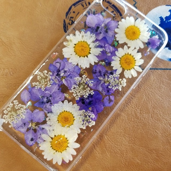 押し花 スマホケース キラキララメ 可愛い お花畑風 iPhone7/8 1枚目の画像