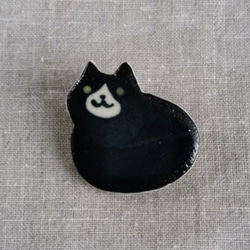 もっちり猫ブローチ(黒白) 1枚目の画像