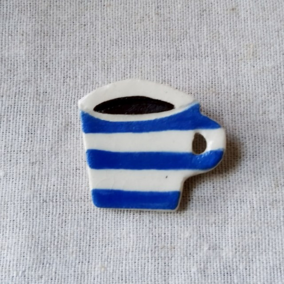 コーヒーカップブローチ(青ボーダー) 1枚目の画像