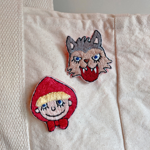 赤ずきんちゃん オオカミ グリム童話 童話 おとぎ話 ブローチ 刺繍 手 