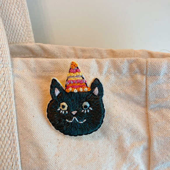 ブレーメンの音楽隊 猫 ねこ グリム童話 童話 おとぎ話 ブローチ 刺繍 手刺繍 フエルト キャラクター 2枚目の画像