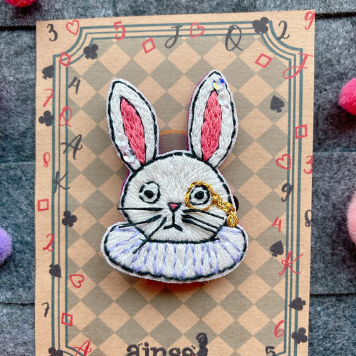 ハンドメイド刺繍ブローチメルヘンうさぎ