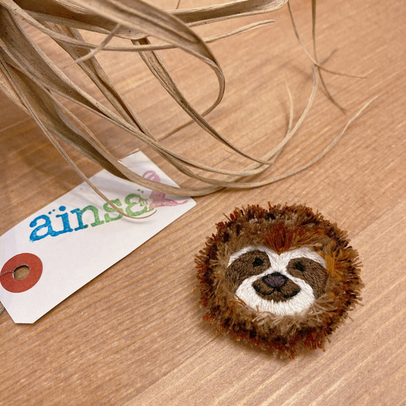 なまけもの Sloth ふさふさ もふもふ 刺繍ブローチ 動物 手刺繍 フリンジ 3枚目の画像