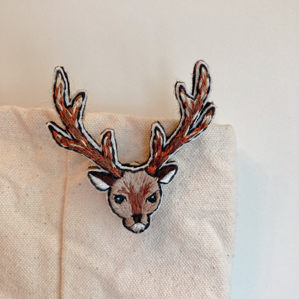 ハンドメイド　刺繍　ブローチ　蝶と鹿