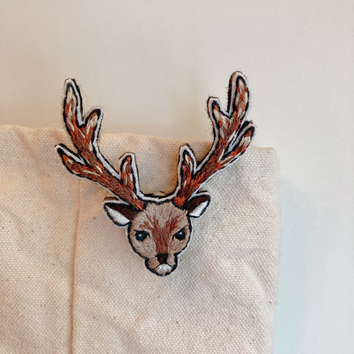 鹿ブローチ ハンティングトロフィー 刺繍ブローチ 動物 ブローチ 