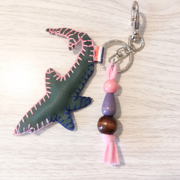 大白鯊鯊深綠色深海魚仿皮鑰匙圈鑰匙扣刺繡流蘇 第3張的照片