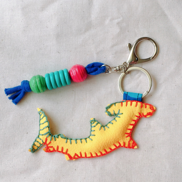 ハンマーヘッドシャーク シュモクザメ サメ 深海 魚 フェイクレザー イエロー キーリング キーホルダー 刺繍 4枚目の画像